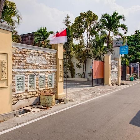 Oyo 3831 Pelangi Residence Syariah Solo Eksteriør bilde