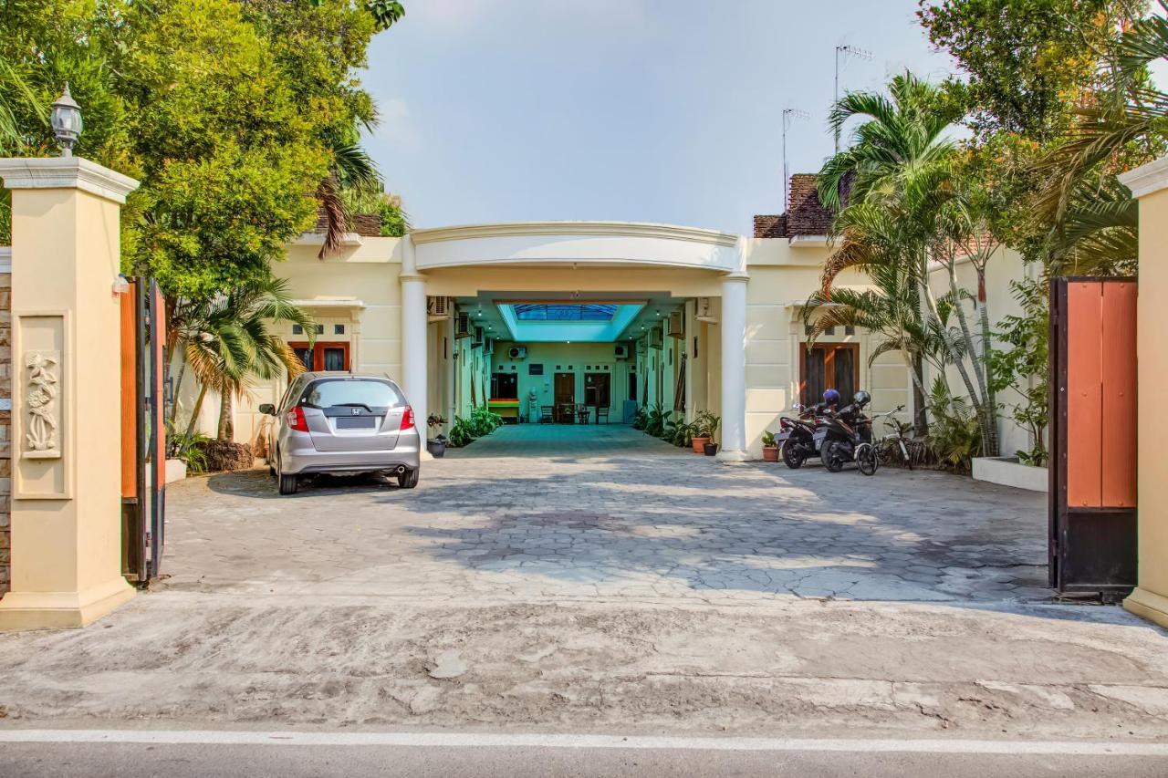 Oyo 3831 Pelangi Residence Syariah Solo Eksteriør bilde