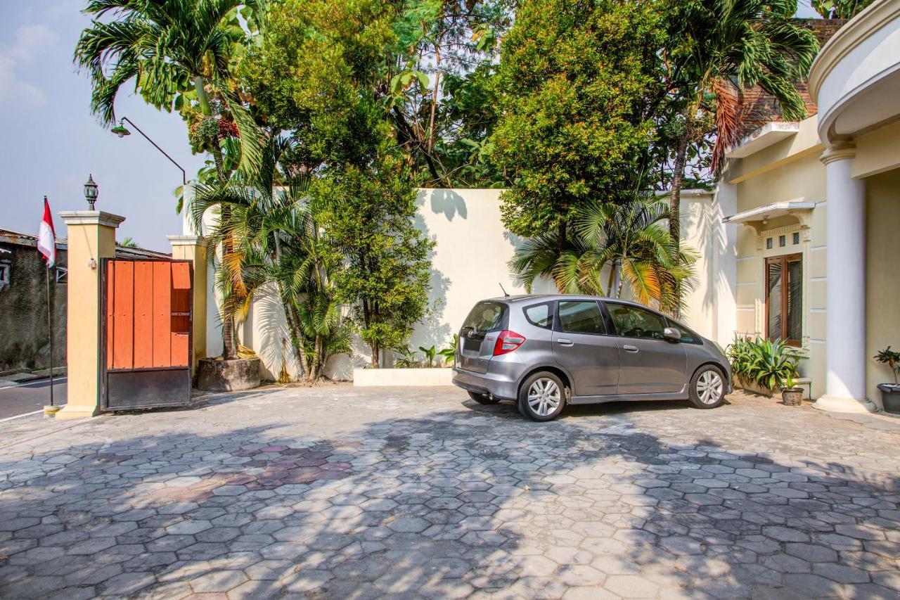 Oyo 3831 Pelangi Residence Syariah Solo Eksteriør bilde